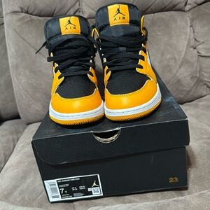 Boys Air Jordan 1mid Taxis/black and white